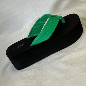 Ardene size 9 Black / Green Platform Sandals